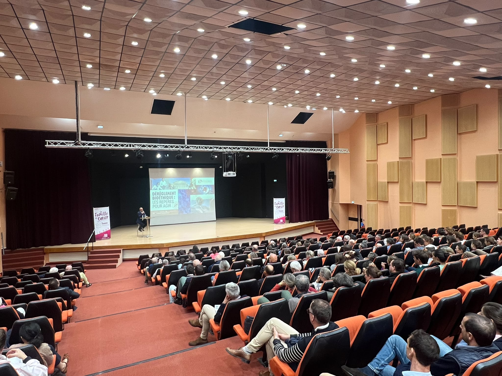 Public dans l’auditorium de l’Assomption pendant la ciné-conférence bioéthique du 14 octobre 2026 à Rennes
