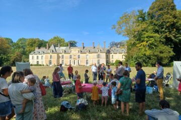 Familles et enfants devant le château de Blossac lors du pique-nique de rentrée de l’AFC du Pays de Rennes, 5 septembre 2026
