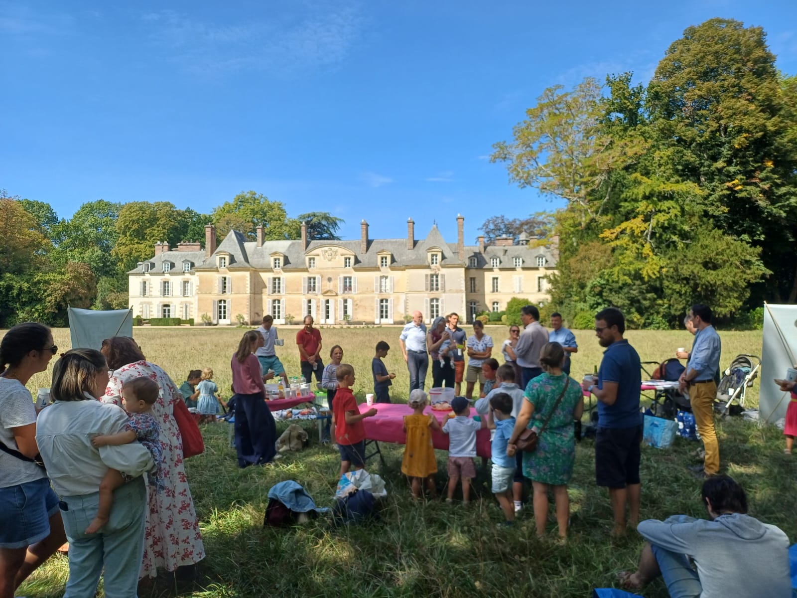 Familles et enfants devant le château de Blossac lors du pique-nique de rentrée de l’AFC du Pays de Rennes, 5 septembre 2026